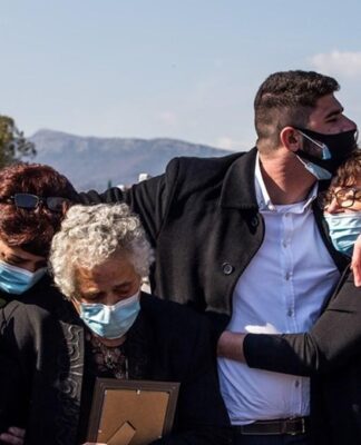 ΚΗΔΕΙΑ ΚΑΡΑΪΒΑΖ: Ράγισε καρδιές ο επικήδειος του γιου του Δημήτρη – Το τραγούδι που έβαλε να παίξει