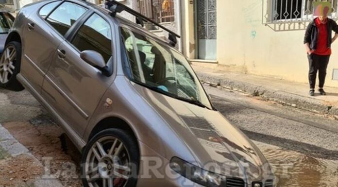 Aπίστευτο: Έσπασε αγωγός και «ρούφηξε» αμάξι στο κέντρο της Λαμίας – Δείτε εικόνες και βίντεο από το σημείο