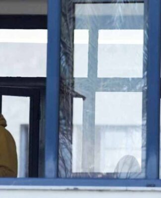 ΣΟΚ: Πατέρας επιτέθηκε με μπουνιές σε λυκειάρχη για τα self tests!