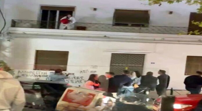 Απίστευτο: Γυναίκα κατέβρεξε με κουβά συγκεντρωμένους στο Περιστέρι