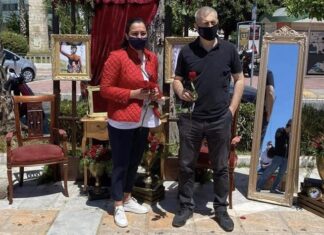 Γιορτή Μητέρας: Χιλιάδες τριαντάφυλλα στις μαμάδες του Πειραιά !