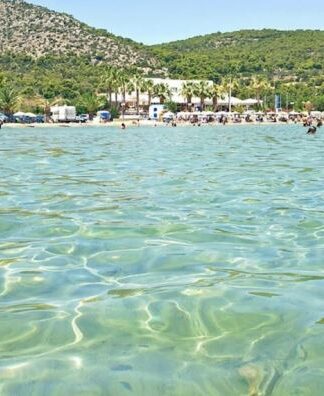 18 ευρώ πήγαινε-έλα, 60’ απ’ την Αθήνα: To πανέμορφο νησί για κοντινές και φτηνές διακοπές για όλες τις ηλικίες (φωτό)