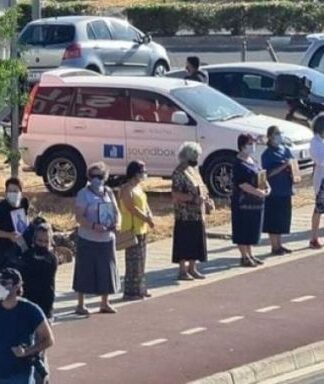 Xαμός στην Κύπρο: Με πανό, εικόνες και προσευχές – Διαμαρτύρονται για το «El Diablo» έξω από το ΡΙΚ