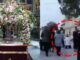 Επεισοδιακός επιτάφιος: Άρπαξε τον σταυρό και άρχισε να ουρλιάζει «Εγώ δεν έκανα…» – (βίντεο)