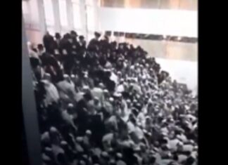 Εικόνες-σοκ από την κατάρρευση εξέδρας σε συναγωγή στο Ισραήλ – Δεκάδες τραυματίες