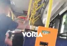 Eικόνες-σοκ: Νεαρός ξυλοκόπησε ηλικιωμένο σε λεωφορείο – Οι επιβάτες φώναζαν και ζητούσαν να κατέβουν