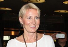 Νατάσα Παζαΐτη: Με κορμί «λαμπάδα» η 55χρονη στην παραλία