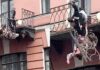 Βίντεο-σοκ: Η στιγμή που το κάγκελο μπαλκονιού υποχωρεί και ζευγάρι πέφτει από τον 2ο όροφο