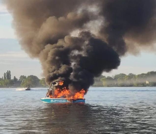 φλόγα σε σκάφος από μετά από bulllying για σημαία υπερηφάνειας