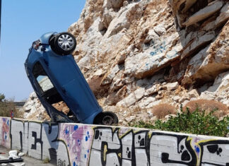 Eικόνα-σοκ: Σοβαρό τροχαίο στα Λιμανάκια στη Βουλιαγμένη