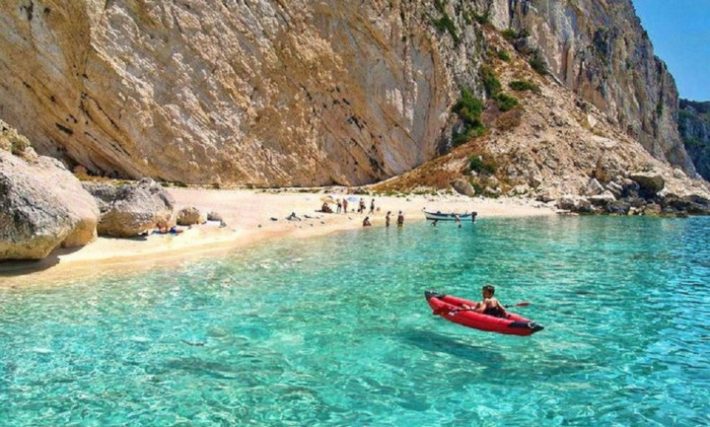 Παραλίες με τιρκουάζ νερά, διακοπές 3,5 μήνες ακόμα: Το covid-free νησί που έχει καλοκαίρι μέχρι τον Οκτώβρη (Pics)