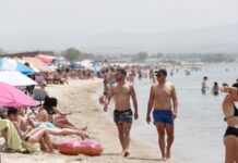 Απίστευτο: Μπουνιές για τις τσιρίδες στην παραλία – Γονείς πιάστηκαν στα χέρια