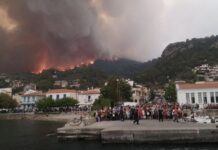 Συγκλονιστικές εικόνες: Η Λίμνη καίγεται και οι κάτοικοι φεύγουν με οχηματαγωγά