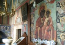 Όταν ο Ιερέας εκφώνησε «Της Παναγίας αχράντου υπερευλογημένης Μαρίας…», ακούστηκε στον ναό μιά κραυγή:«Χάθηκε η Παναγία»