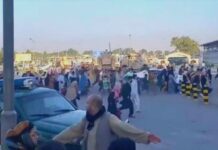 Σοκαριστικό βίντεο από το Αφγανιστάν: Άνδρας σκοτώνεται από τροχό αεροσκάφους στην προσπάθειά του να διαφύγει