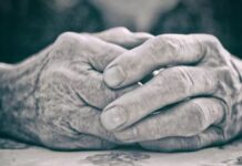 Τους… άλλαξε τα φώτα! Πώς την «πάτησαν» από τη γιαγιά οι «μαϊμού» τεχνικοί της ΔΕΗ!