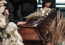 Σοκ στην Ρόδο: Νεκροθάφτης έκλεβε εξοχικό νεκρού που είχε θάψει την προηγούμενη μέρα