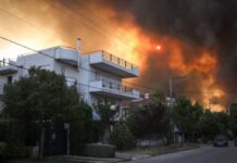 Αστυνομικός σε οικογένεια στη Βαρυμπόμπη: «Φύγετε αλλιώς θα καώ εδώ μαζί σας»