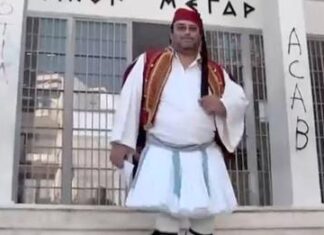 Ο «γονέας-τσολιάς» μοίρασε εγκεφαλικά: «Είμαι ΝεοΔημοκράτης, ψηφίζω Μητσοτάκη»