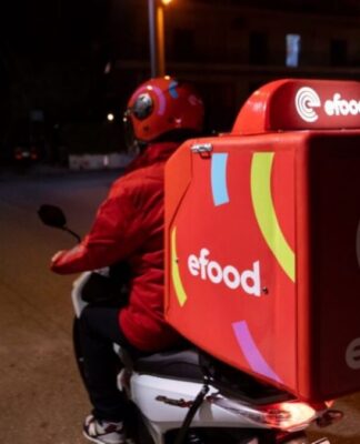 Τα «μαζεύει» το efood για τους διανομείς μετά τον σάλο
