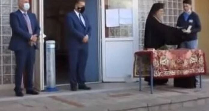 Χαμός με αγιασμό στο Αμύνταιο: «Να κρατάω τον σταυρό και να φοράω μάσκα;» (βίντεο)