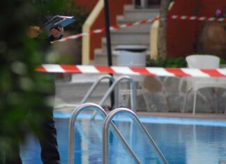Συγκλονιστικό βίντεο: Αρχιφύλακας των ΜΑΤ σώζει νεαρό από πνιγμό σε πισίνα