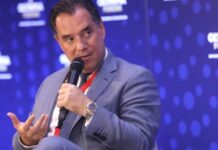 Άδωνις: «Κουράστηκα! Δεν θέλεις κύριε να εμβολιαστείς; Μη σώσεις!»
