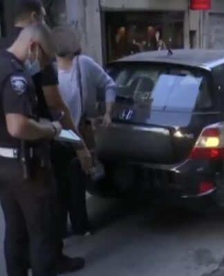 Απίστευτο-Βίντεο: Γυναίκα έβαζε εμπόδια στην τροχαία για να μην της πάρουν τις πινακίδες: «Έκανα rapid test…»