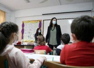 Απόφαση που σοκάρει: Φυλακή για γονείς που δεν στέλνουν τα παιδιά τους σχολείο