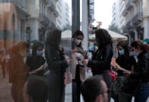 Κληρώνουν σπίτια και ηλεκτρικά αυτοκίνητα σε όσους εμβολιάζονται!