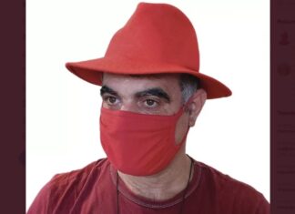 Ο Βαξεβάνης έβαλε κόκκινο καπέλο και κόκκινη μάσκα και δηλώνει υποστήριξη στην Ολλανδή δημοσιογράφο