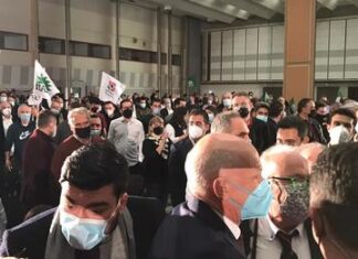 Θεσσαλονίκη: Με χειροκροτήματα και «Καλημέρα Ήλιε» η υποδοχή του Γ. Παπανδρέου