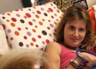 Η Μυρτώ της Πάρου χαμογελά ξανά: Το συγκινητικό στιγμιότυπο λίγο πριν φύγει στο εξωτερικό