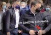 Απίθανο στιγμιότυπο: Βάζουν κρυφά στην τσέπη του Τσίπρα χρήματα…για να τα δώσει μετά στους μουσικούς