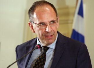 Με ήπια συμπτώματα κορωνοϊού ο Γιώργος Γεραπετρίτης