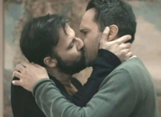 «Αυτή η χώρα ήταν πάντα πίσω» – Ξέσπασε ο Μέμος Μπεγνής για το γκέι τηλεοπτικό φιλί που έδωσε