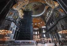 Αγία Σοφία: Άγνωστοι κατέστρεψαν την αυτοκρατορική πύλη
