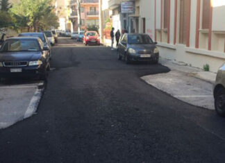 Στο Ρέθυμνο έβαλαν άσφαλτο στο δρόμο χωρίς να μετακινήσουν τα αυτοκίνητα