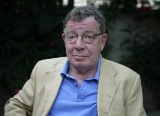 Πέθανε ο Ηλίας Νικολακόπουλος – Έπαθε ανακοπή ενώ κολυμπούσε