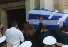 Δέσποινα Μοιραράκη: Συντετριμμένη στην κηδεία του συζύγου της – Υποβασταζόμενη από τους γιούς της