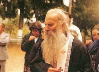 Κάθε πρωί, να πίνετε παιδιά μου αγιασμό. Πολύ αγιασμό. Να ρίχνετε οι νοικοκυρές λίγο και στα φαγητά την ώρα που μαγειρεύεται