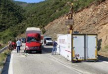 Τρομερό τροχαίο στην Εθνική οδό Τρικάλων-Ιωαννίνων με 7 τραυματίες – Αποκολλήθηκε το κοντέινερ!