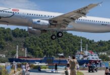 Σοκαριστικό: Τουρίστρια εκτινάχθηκε από τα αέρια τουρμπίνων αεροσκάφους στην Σκιάθο (Βίντεο)