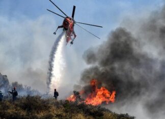 Συναγερμός: Μεγάλη φωτιά στο Κορωπί – Στη μάχη και το ελικόπτερο Erickson