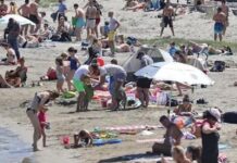 Γέμισαν οι παραλίες με τάπερ από το σπίτι και πλαστικό καφέ