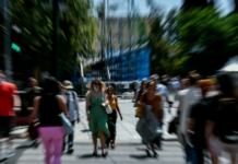 Νέο επίδομα 293 ευρώ: Ποιοι είναι οι δικαιούχοι και πώς θα το λάβουν
