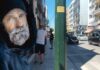 Συγκλονιστική ιστορία: Γιατρός κοιμάται στον δρόμο και τρώει από τους κάδους