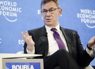 Άλμπερτ Μπουρλά: Θετικός στον κορονοϊό για δεύτερη φορά ο CEO της Pfizer