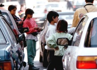 Γιατί τα μωρά των γυναικών που ζητιανεύουν συνεχώς κοιμούνται;