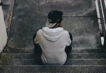 Παιδί μου, το σπίτι μας έχει πόρτα που δεν κλείνει, ούτε στα λάθη σου, ούτε στα ζόρια σου, ούτε στο χρόνο που περνά